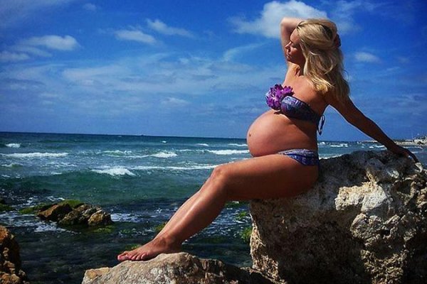 Виктория Макарская опубликовала «беременное» фото в купальнике
