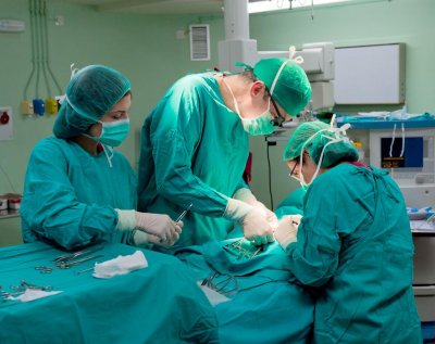 В Китае хирург-кардиолог с разрывом собственной аорты успешно прооперировал пациента