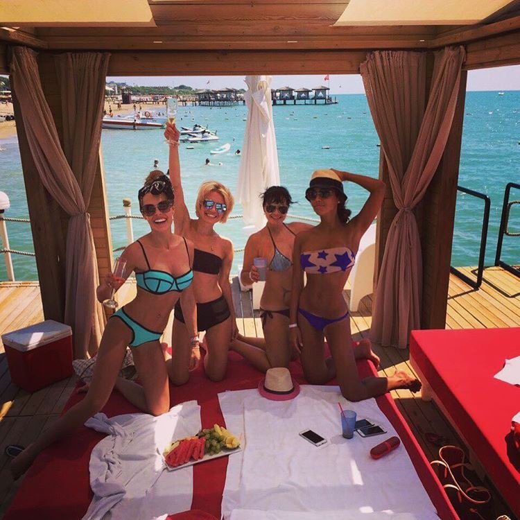 Русские отдыхающие в турции. Девушки отдыхают в Турции. Фотоотчет с отдыха. Девушка в отеле на отдыхе. Фотосессия в Турции в отеле.