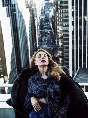 Тина Кароль шокировала фанатов фотосессией на небоскребе в Нью-Йорке