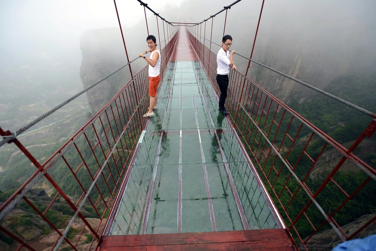 Туристы на мосту