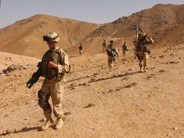 Британия продлила на год присутствие своих 450 военных в Афганистане