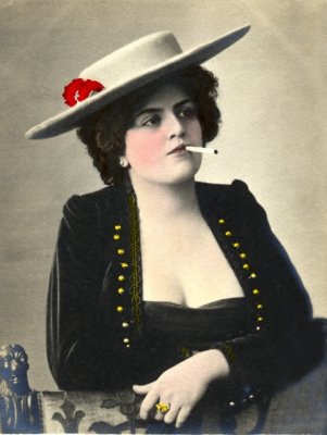 Историки выяснили, как выглядели женщины с сигаретой 100 лет назад