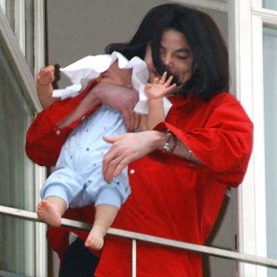 Фанатка Майкла Джексона попала в тюрьму, повторив его «трюк» с ребенком