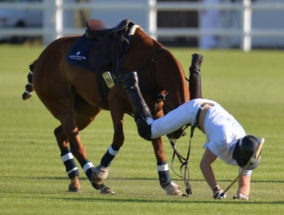 Принц Гарри дважды упал с лошади в ЮАР во время игры в поло