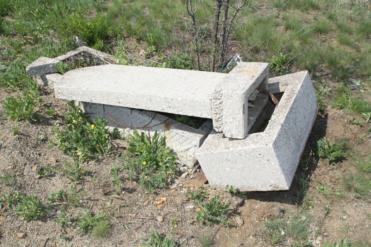 Разрушенная могила. Памятник на могилу ломаная грань.