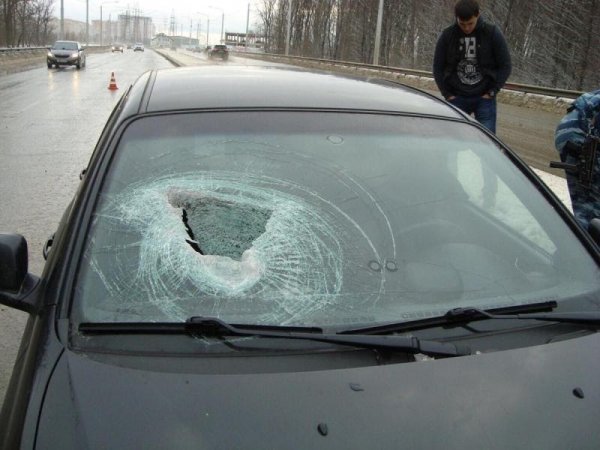В Ставрополе камень пробил лобовое стекло машины и ранил пассажирку