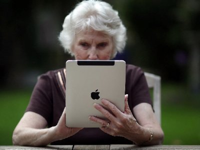 Московских пенсионеров начнут обучать пользоваться планшетом