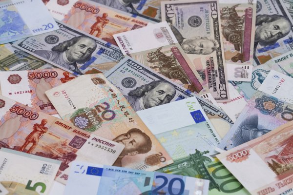 Установленный ЦБ курс евро вырос на 1,77 рубля