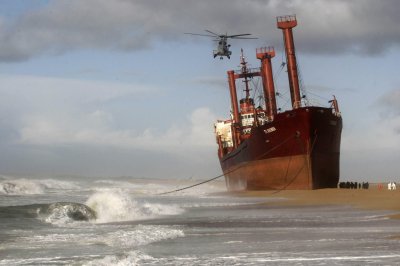 В Астраханском порту на мели застряло судно "Виконт"