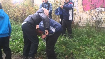 Школьники с битами устроили массовую драку в Мурманске