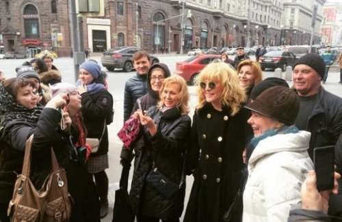 Прохожие удивились появлению Аллы Пугачевой на Тверской улице в Москве