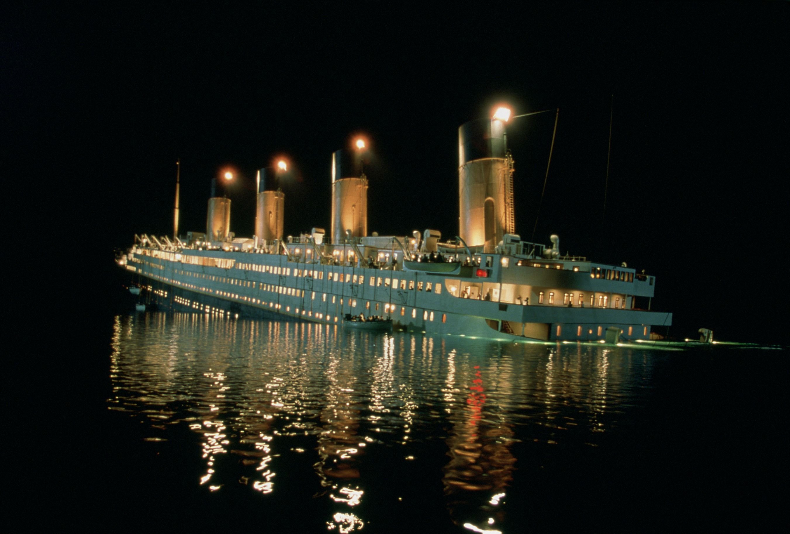 Пароходы ночные. Титаник. Пассажирский корабль Титаник. Титаник 1997 крушение. Теплоход Титаник.