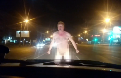 В Челябинске голый мужчина нападал на машины