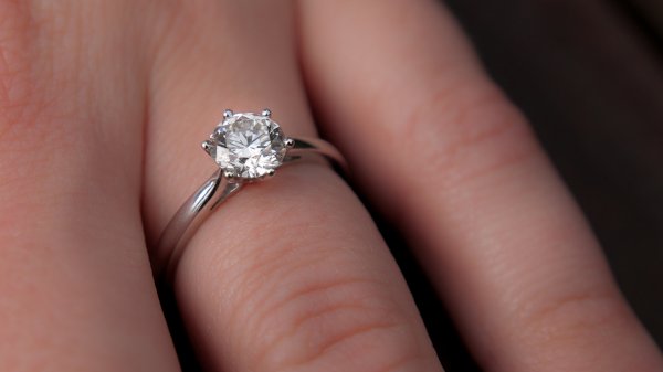 В Великобритании ювелир создал «кольца-верности» для ревнивых супругов