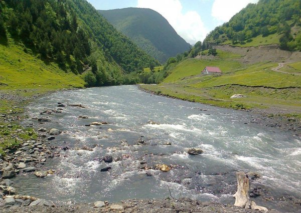 В Дагестане военнослужащий сорвался с обрыва в горную реку