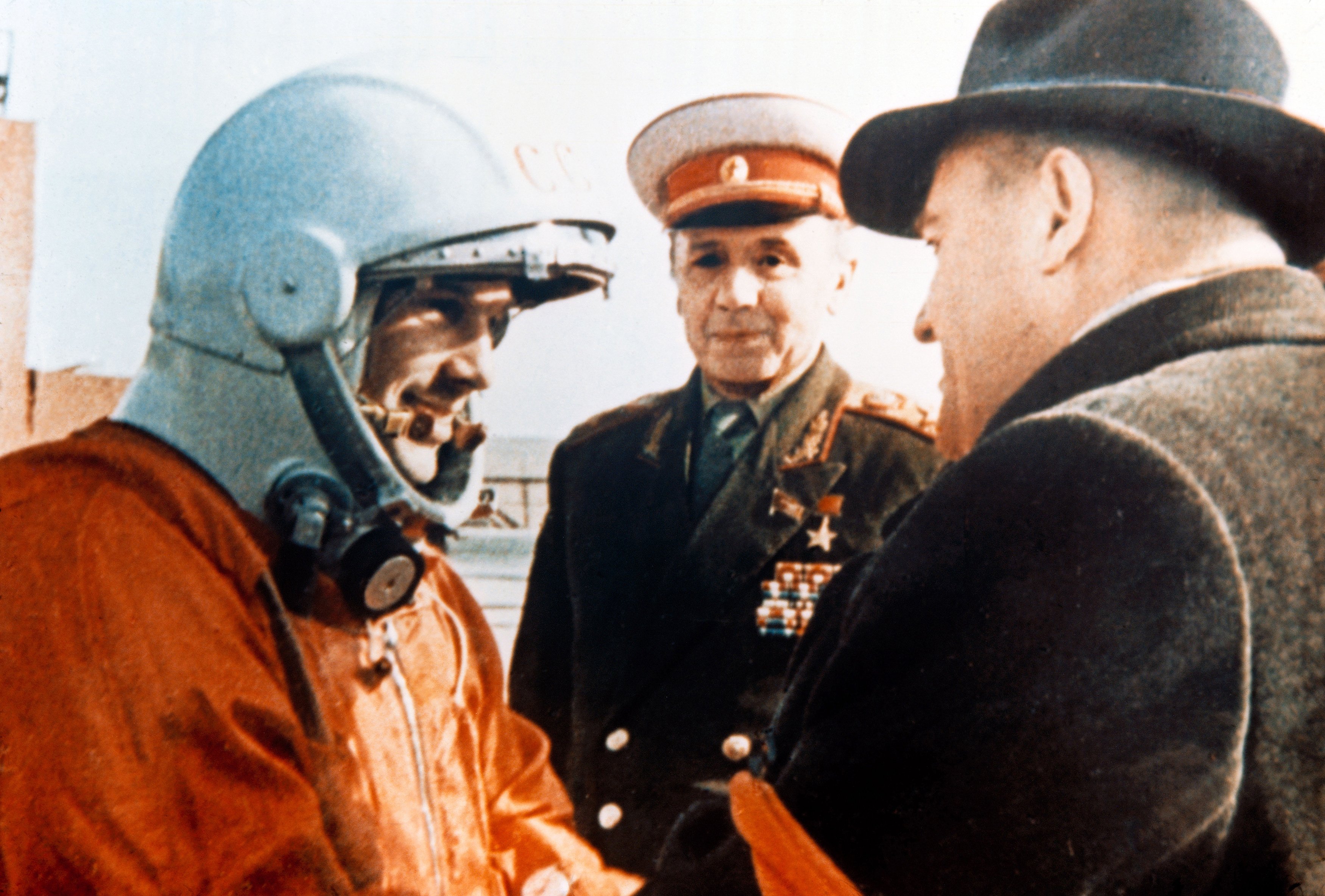 Полет первого человека. Космонавт 1961 Гагарин. Первый полёт в космос Гагарин.