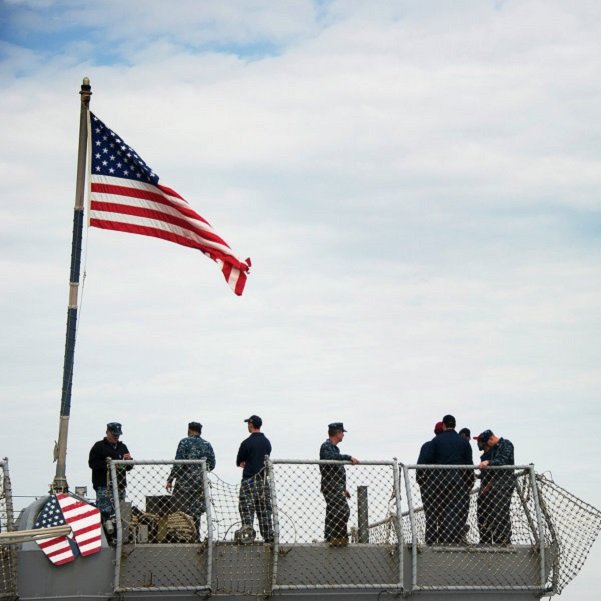 Американские моряки на коленях Иран.