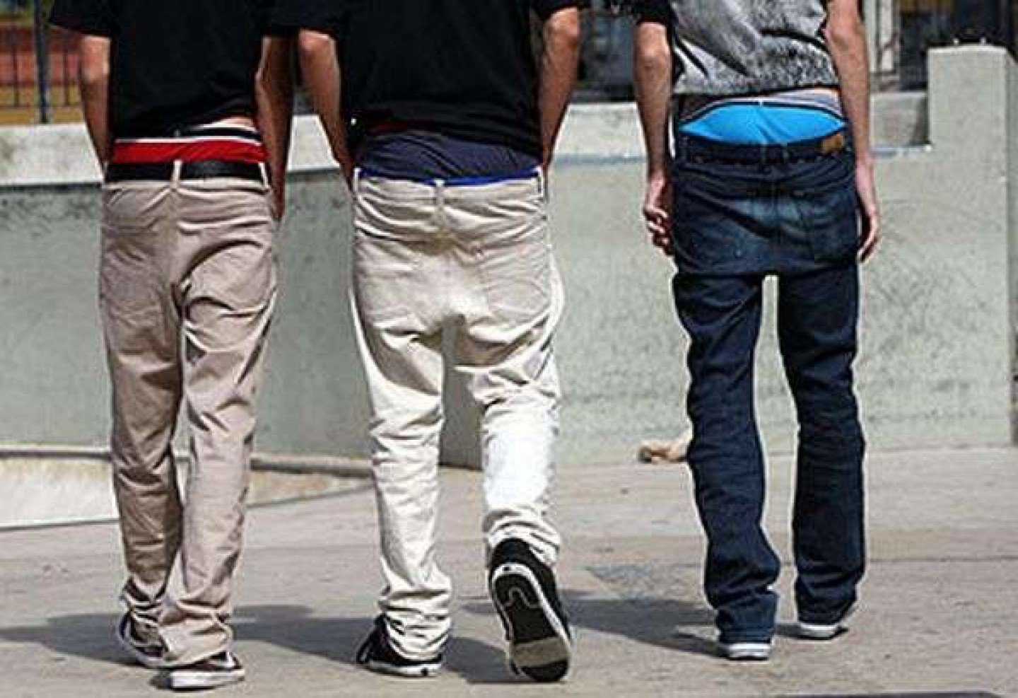 Двое пара брюк. Скутунные штаны мужские. Спущенные джинсы мужские. Спущенные штаны мужские. Спустила джинсы.