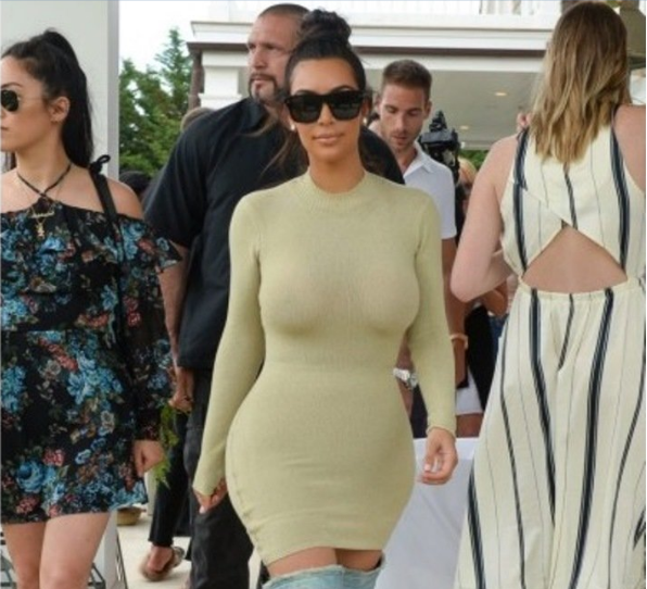 Пришла на работу без белья. Kim Kardashian без бюстгальтера.