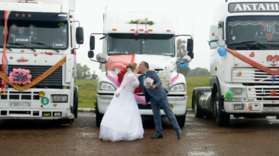 В Татарстане жених приехал к невесте на кортеже из белых тягачей