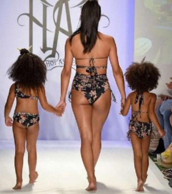 Детский показ коллекции бикини в Майами спровоцировал скандал