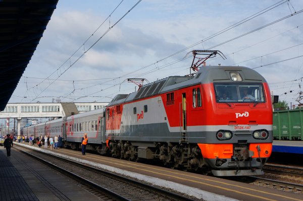 Пассажирский поезд по направлению «Адлер-Петербург» разорвался пополам
