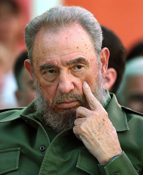 На 90-летие Фиделю Кастро подарили 90-метровую сигару