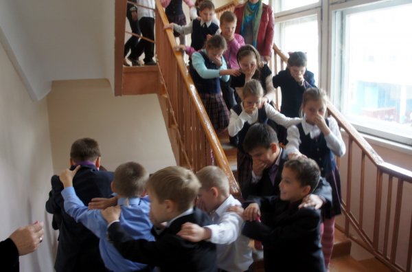 Из-за угрозы взрыва в московской школе эвакуировали детей
