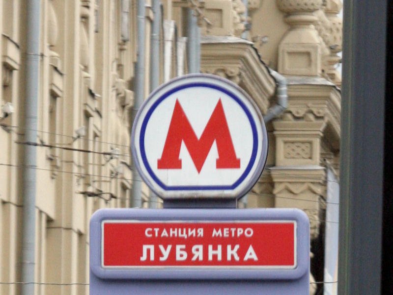 Почему обозначение метро в Москве красное, а в Санкт-Петербурге синее? Несколько версий истории логотипов метро