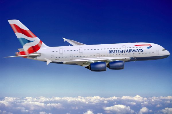 Пилота British Airways отстранили от работы из-за скандальных снимков в чулках