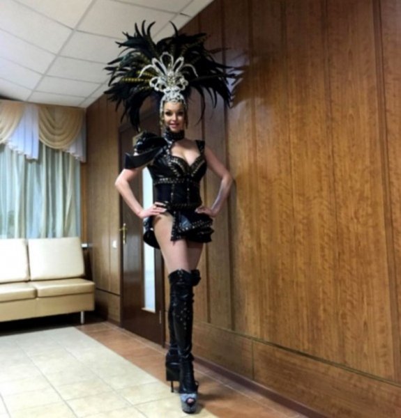 Анастасия Волочкова потрясла публику кожаным костюмом без нижнего белья