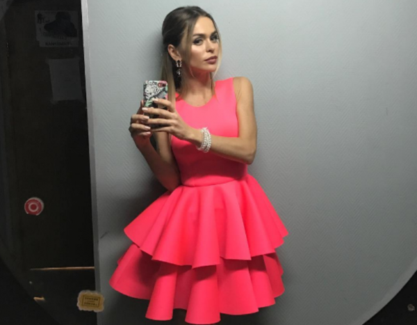 Анна Хилькевич показала селфи в нарядном розовом платье