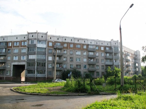 Новокузнечанин остался жив после падения с четвертого этажа