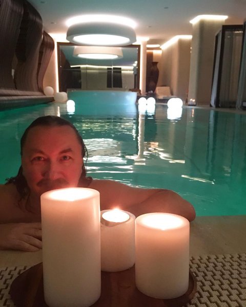 Игорь Николаев устроил своей половинке романтическое свидание в бассейне