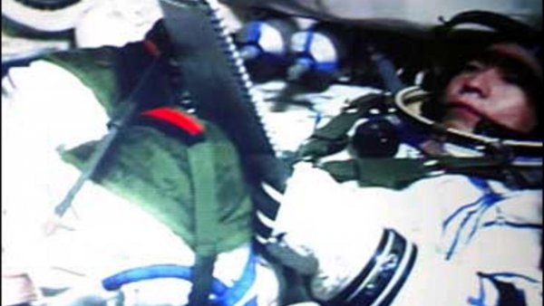 СМИ: К китайскому космонавту постучали из космоса