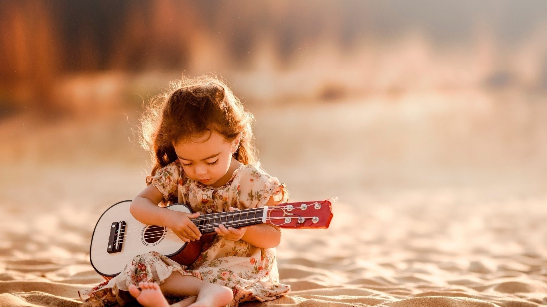 Реклама жить песня. Маленькая девочка с гитарой. Гитара для детей. Маленькие гитары для детей. Фотосессия с гитарой дети.