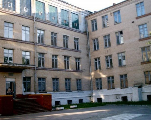 В Челябинске на ступеньках одной из школ найдено тело мужчины