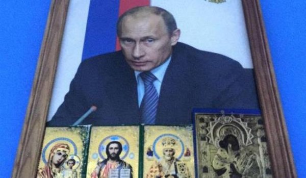 Жителей Ростова-на-Дону шокировала композиция "Путин и иконы"