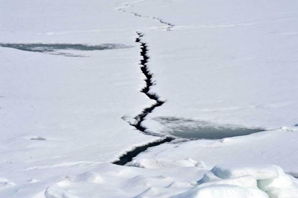 По льду пошли трещины. Трещины на льду. Льдина с трещинами. Треснувший лед. Хрупкий лед.