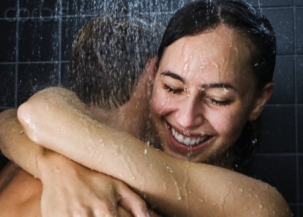 Эксперты рекомендуют влюбленным принимать душ вместе