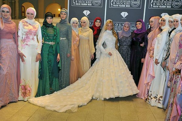 Айшат Кадырова представила новую коллекцию женской одежды