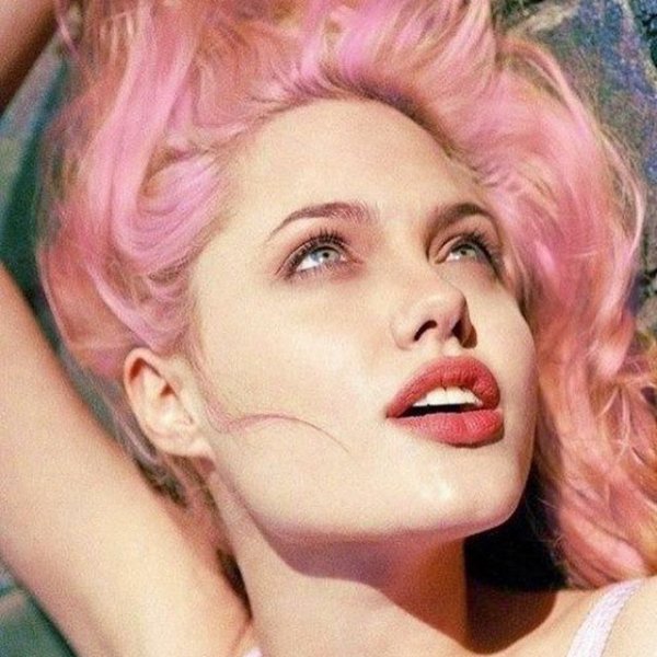 Анджелина Джоли предстала перед поклонниками с розовыми волосами