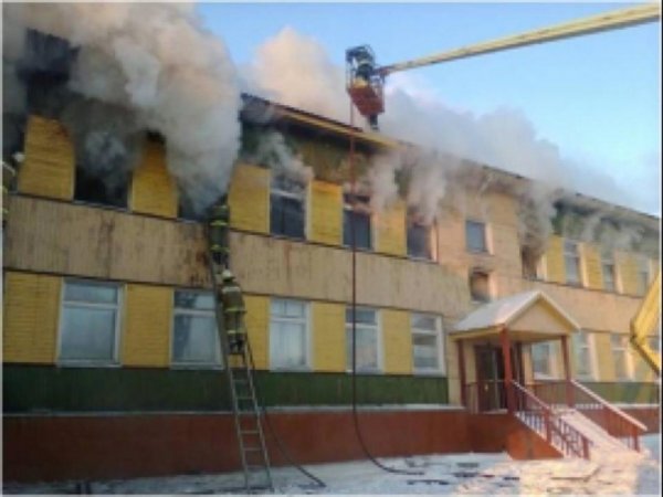 В Красноярском крае пожарные потушили пожар в здании школы