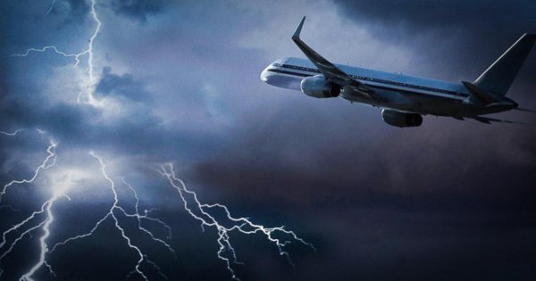 Молния ударила сразу в два летящих самолета в Пулково