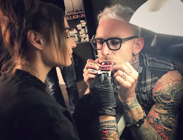 Телеведущая Алена Водонаева набила татуировку на губе экс-бойфренду