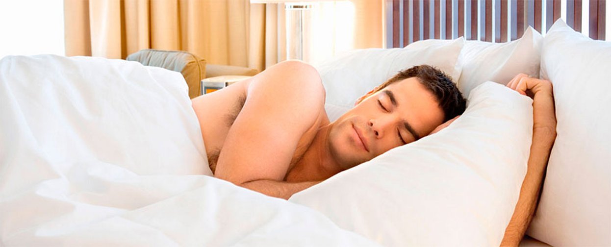 Почему мужчина потеет во сне ночью причины. Полезно ли спать без одежды. Молодые парни спят голышом.