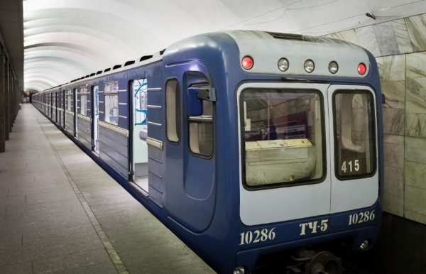 В Санкт-Петербурге закрыли станцию метро «Улица Дыбенко» из-за странного предмета