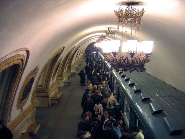 Пассажиров московского метро экстренно высадили со станции «Автозаводская»