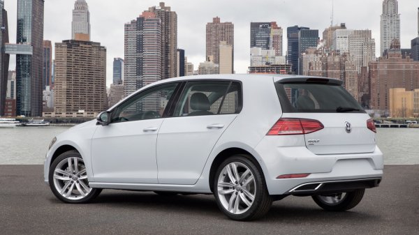 Volkswagen представит всю линейку Golf на автосалоне в Нью-Йорке
